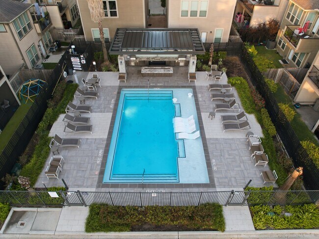 Building Photo - 8663 Cedardale Park Dr