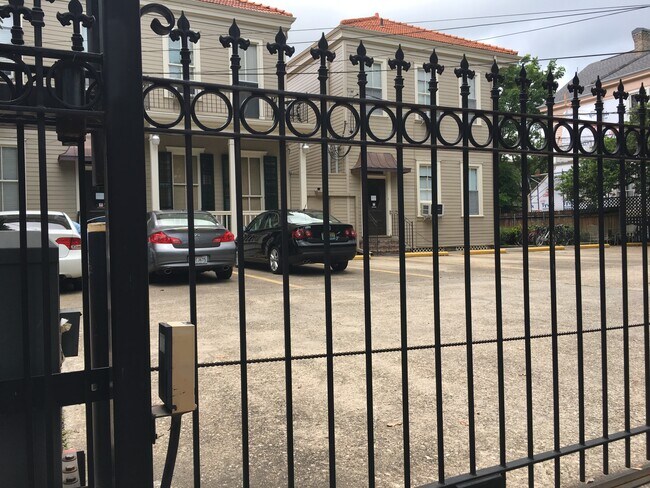 Building Photo - 4514 Prytania St