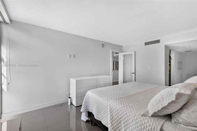 Building Photo - 3301 N Country Club Dr