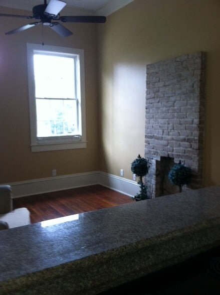 Building Photo - 925 N Dupre St