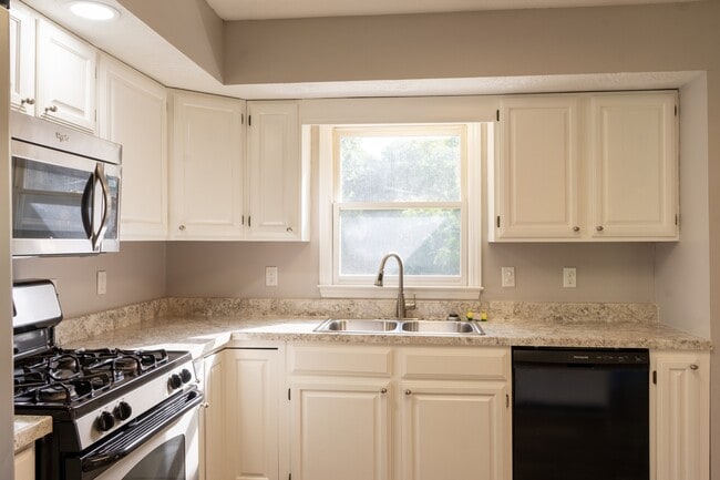 Building Photo - 4520 Ventura Dr