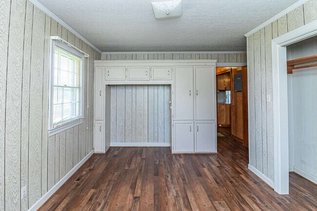 Building Photo - Brick Ranch in Pikeville! Lawn care included!