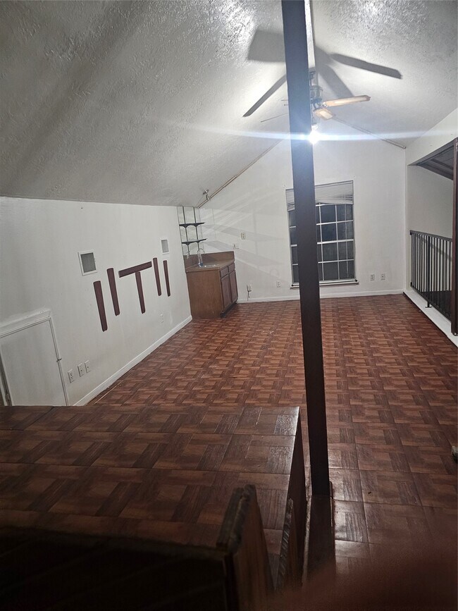 Building Photo - 4011 Alshire Dr