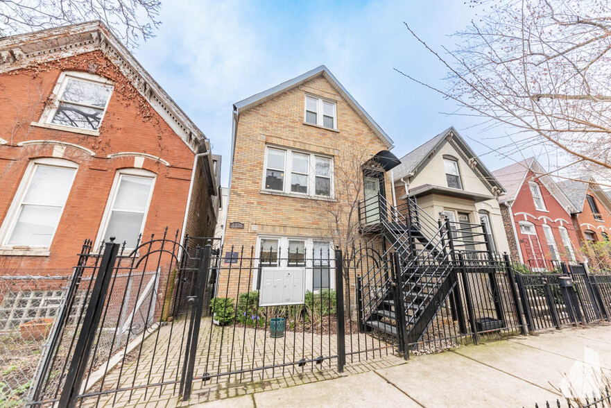 Primary Photo - 2335 W Moffat St