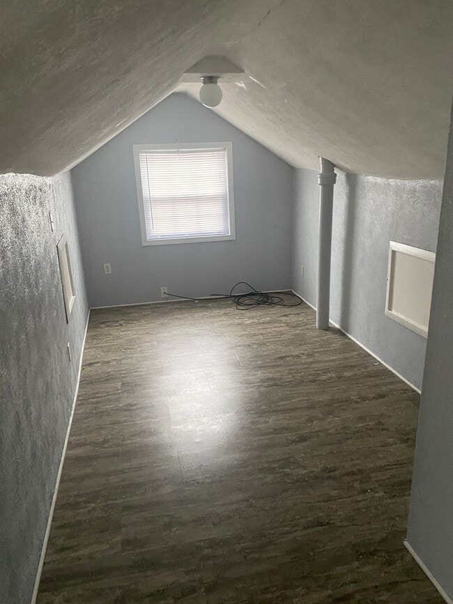 Building Photo - 2 bedroom 1 bath house  with fenced in yard available soon!