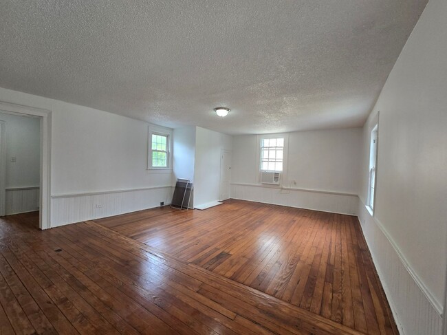 Building Photo - 403 W Hampton Ave