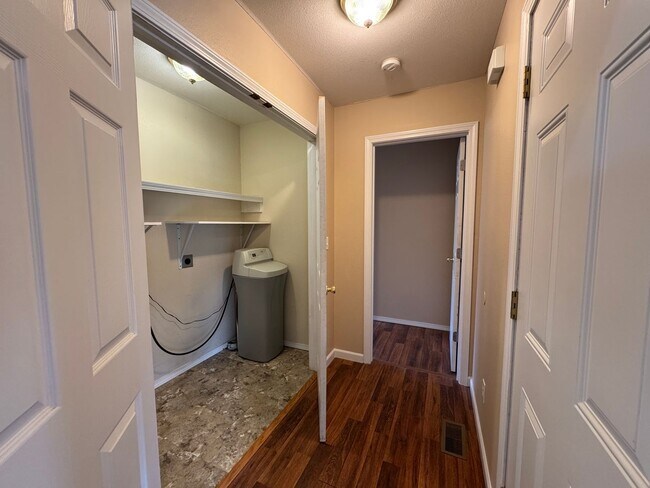 Building Photo - Freshly Painted Beautiful 3 Bedroom, 2 Bat...