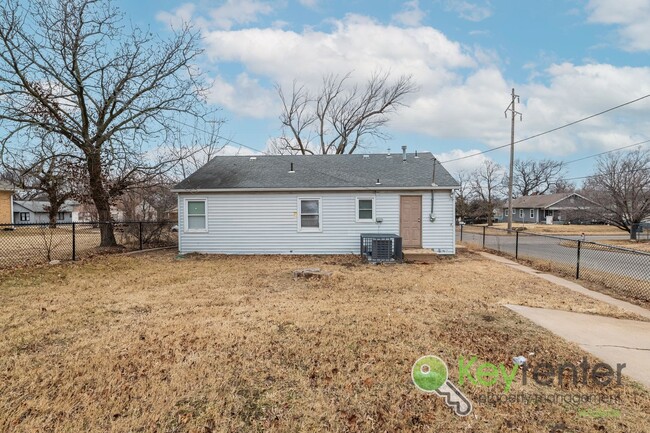 Building Photo - Renovated 3 Bedroom 1 Bathroom, Section 8 ...