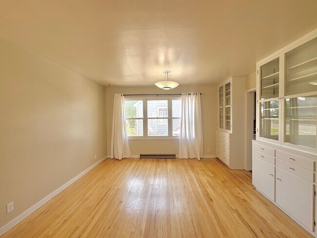 Building Photo - 1215 Avenue E