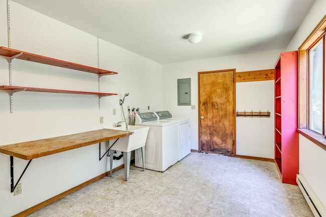 Building Photo - Private 3 Bedroom Home in the Woods