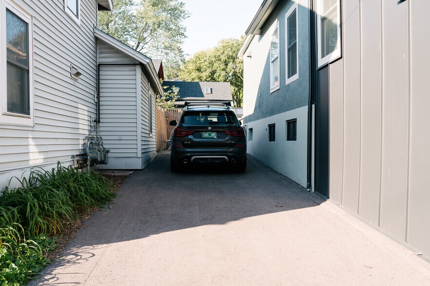 Driveway that includes two tandem parking spots - 80 Maple St