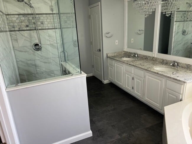 Building Photo - REDUCED North Shore 3B/2Bth