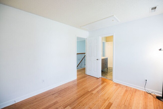 Building Photo - Spacious beautiful 5 bedroom 2.5 bath home...
