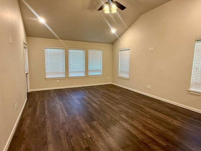 Building Photo - Beautiful 2 Bed 2 Bath! $500 Off First Ful...