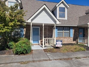 Building Photo - Knoxville 37922 - 2 bedroom, 2 bath townho...