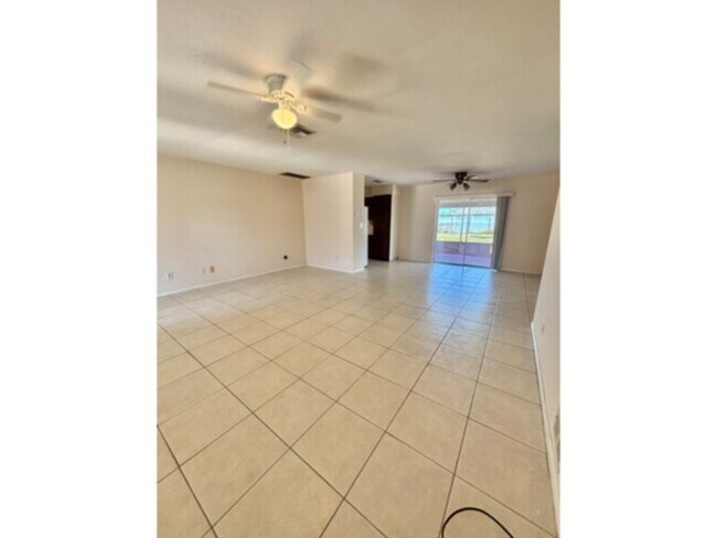 Building Photo - Move-In Ready!