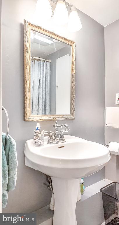 Building Photo - 434 Catharine St