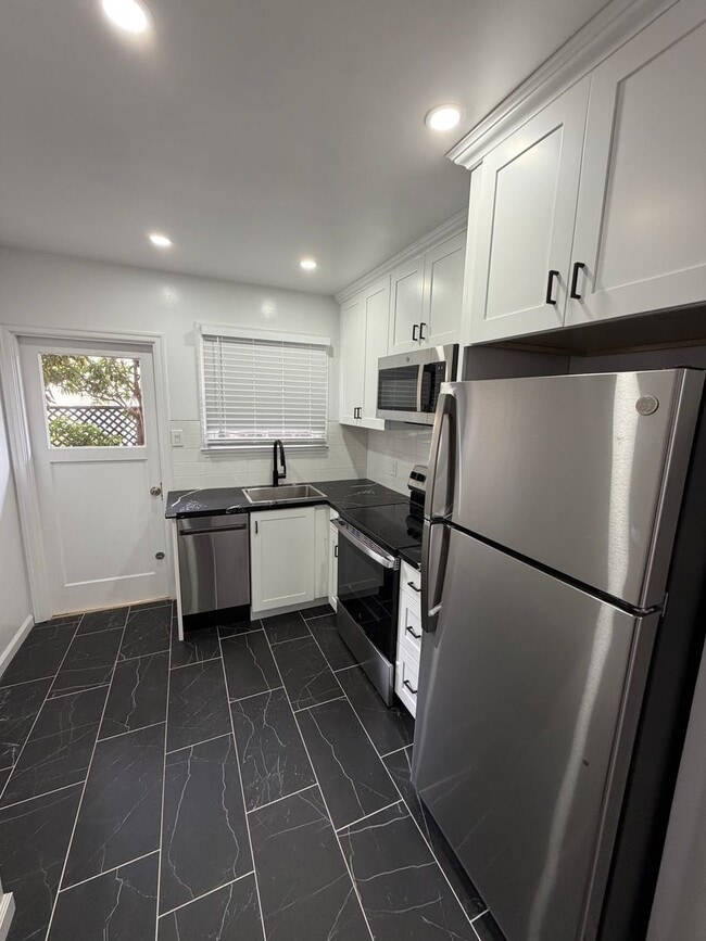 Building Photo - 128 Dartmouth Rd