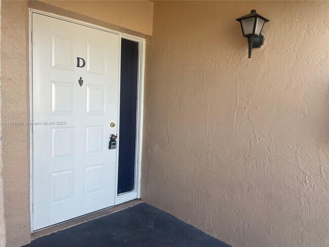 Building Photo - 1190 Washington Cir
