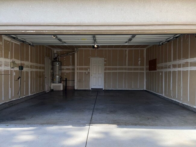 Building Photo - Charming 4BR/3BA/1921SF - Tenant Pays $175...