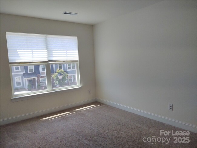 Building Photo - 2235 Blewett Dr