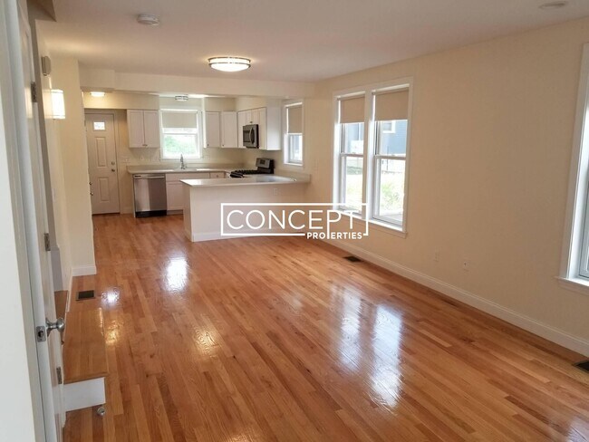 Primary Photo - 94 Waumbeck St