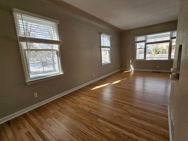 Building Photo - Adorable Light and Bright Refinished 2 Bed...