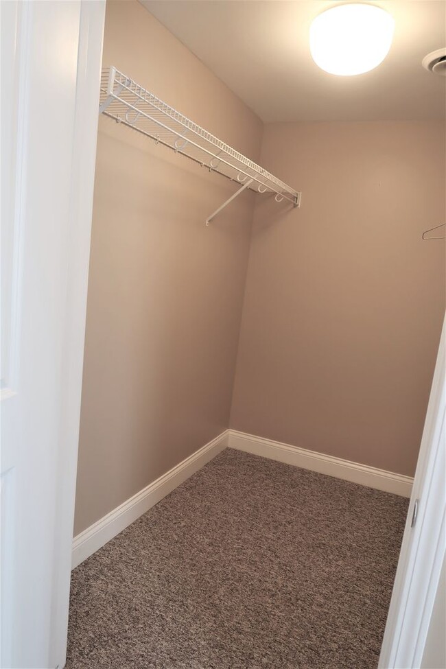 Building Photo - Available August 2025! 3BR/2BA includes pa...