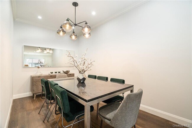 Building Photo - 100 Main St