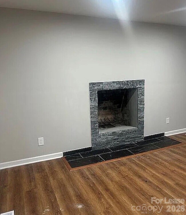 Building Photo - 740 Log Cabin Dr