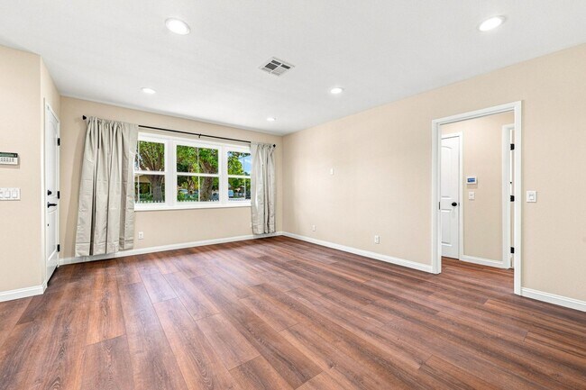 Building Photo - 730 S Van Ness Ave