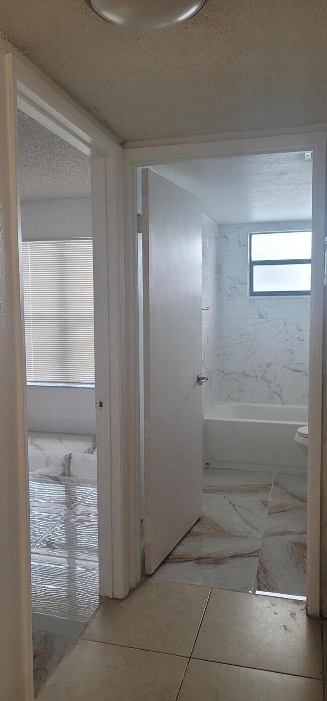 Building Photo - 1523 Lake Crystal Dr