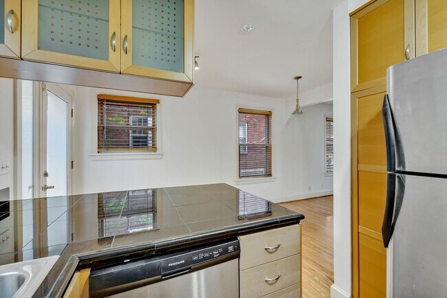 Building Photo - Charming and well-maintained 2-bd 1-bath h...