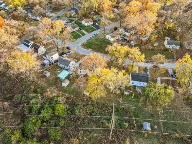 Building Photo - Beautifully renovated 5-bedroom, 2 full bath home ready for move-in!  1st month's rent is FREE!*
