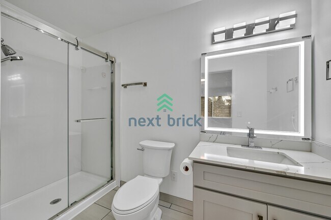 Building Photo - A beautiful 4 bed and 2 bathroom house for rent