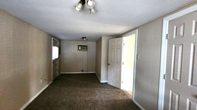 Building Photo - 2 Bed 1 Bath in the University Add Near Paseo and 23rd St Restaurants