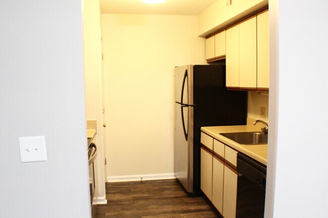 Building Photo - 2 bedroom Condo for rent! Available this A...