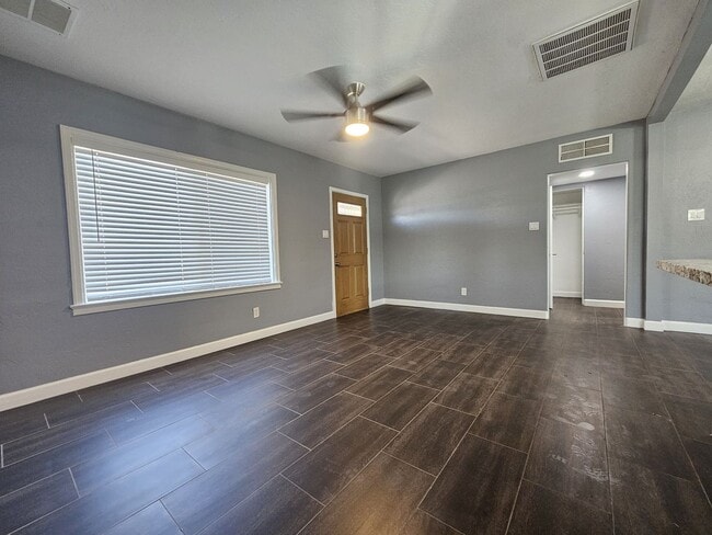 Building Photo - Charming Home 3 bedrooms 1 bath Large Yard.