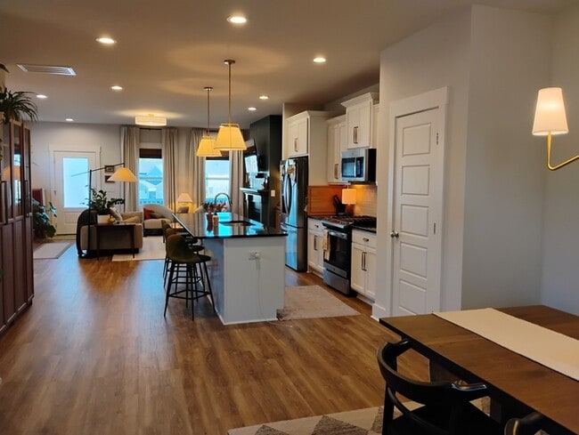 Building Photo - 353 Wash Holw Dr