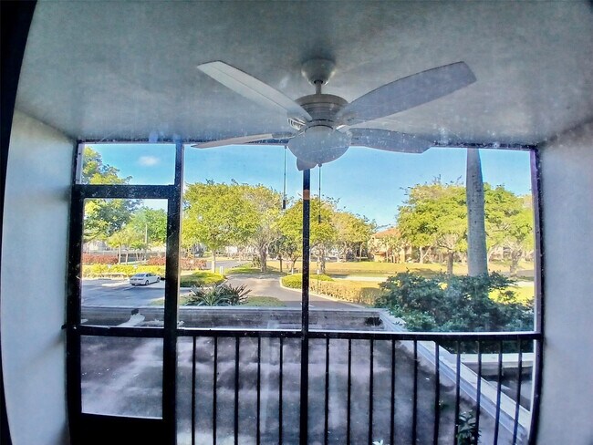 Building Photo - 5951 Wellesley Park Dr