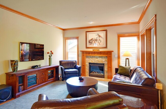 Building Photo - Stunning 5 bedroom Kirkland Home