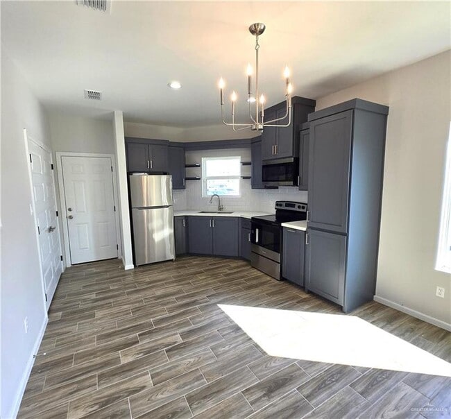 Building Photo - 15 W Daffodil Ave