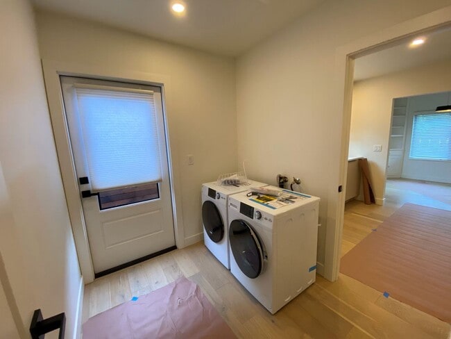 Building Photo - Cute, central, fully remodeled 2 bedroom home