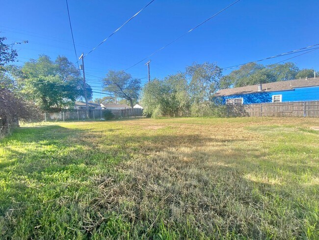 Building Photo - 2 bed 1 bath 1 car garage available now