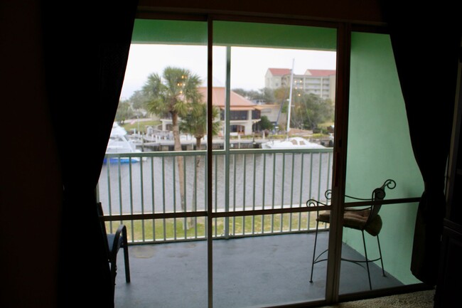 Building Photo - Beautiful 2/2 Riverfront Condo