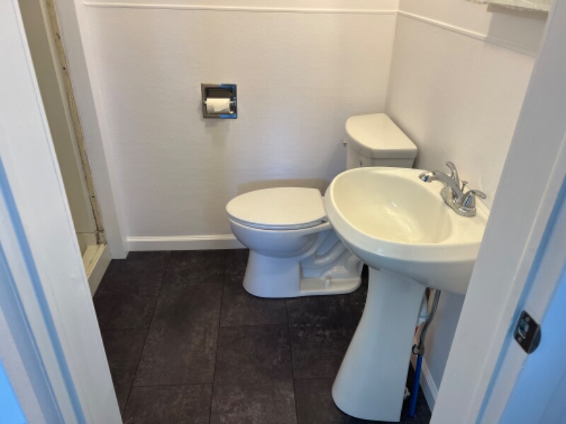 Building Photo - 130 S Apple St