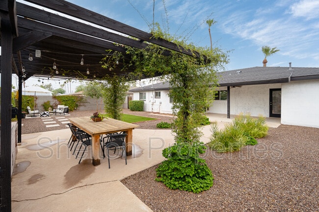 Building Photo - 1731 W Highland Ave