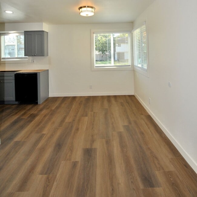 Building Photo - New Remodel 2 bed 1 bath