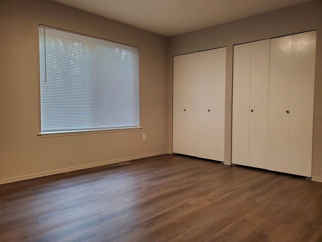 Building Photo - Updated 3 Bedroom 2 Bath Duplex In East Port Orchard
