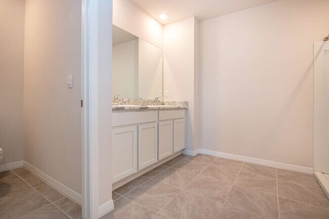 Building Photo - Spacious 5-Bed Retreat with Granite Elegance in Lakewood Ranch